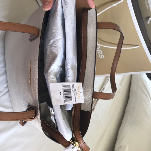 MK purse NWT 💯authentic - Picture 2 of 3